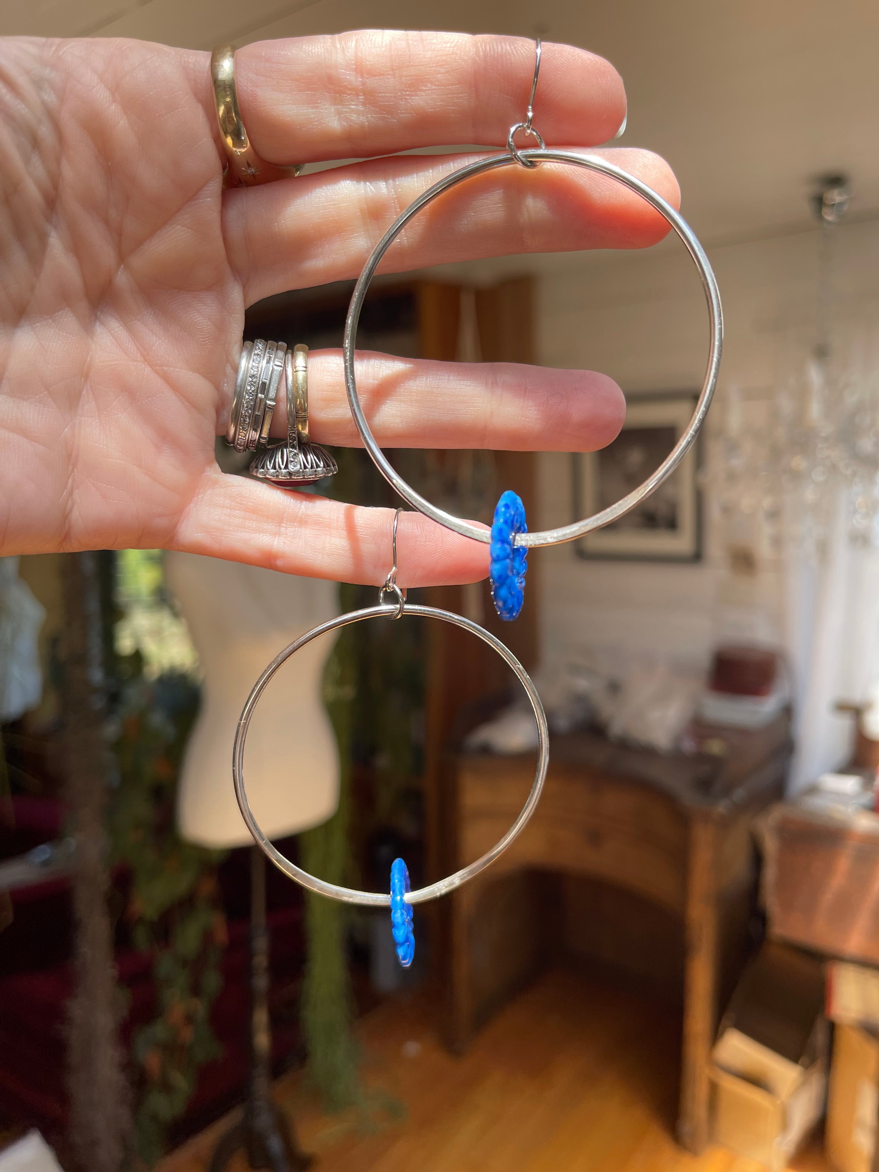 Swingy hoop earrings - blue