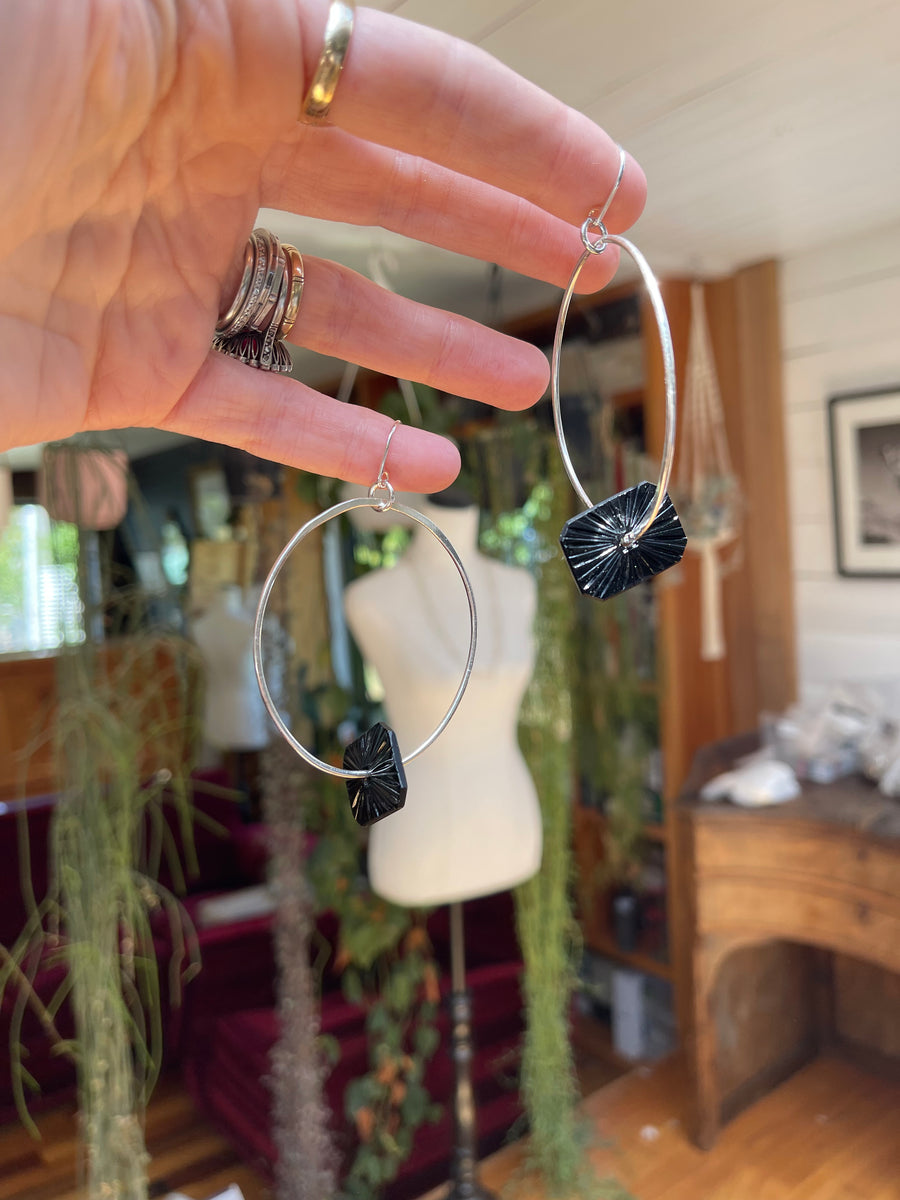 Swingy oval hoop earrings - black