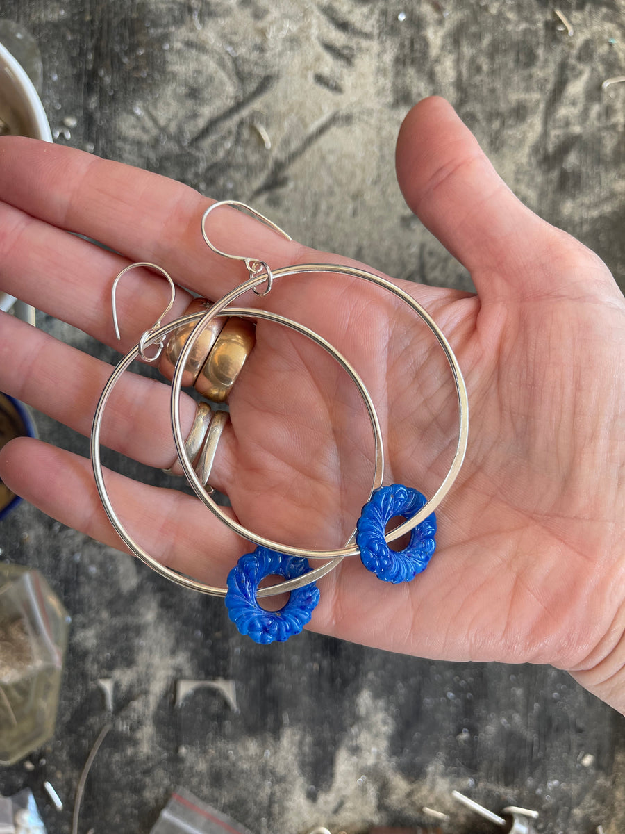 Swingy hoop earrings - blue