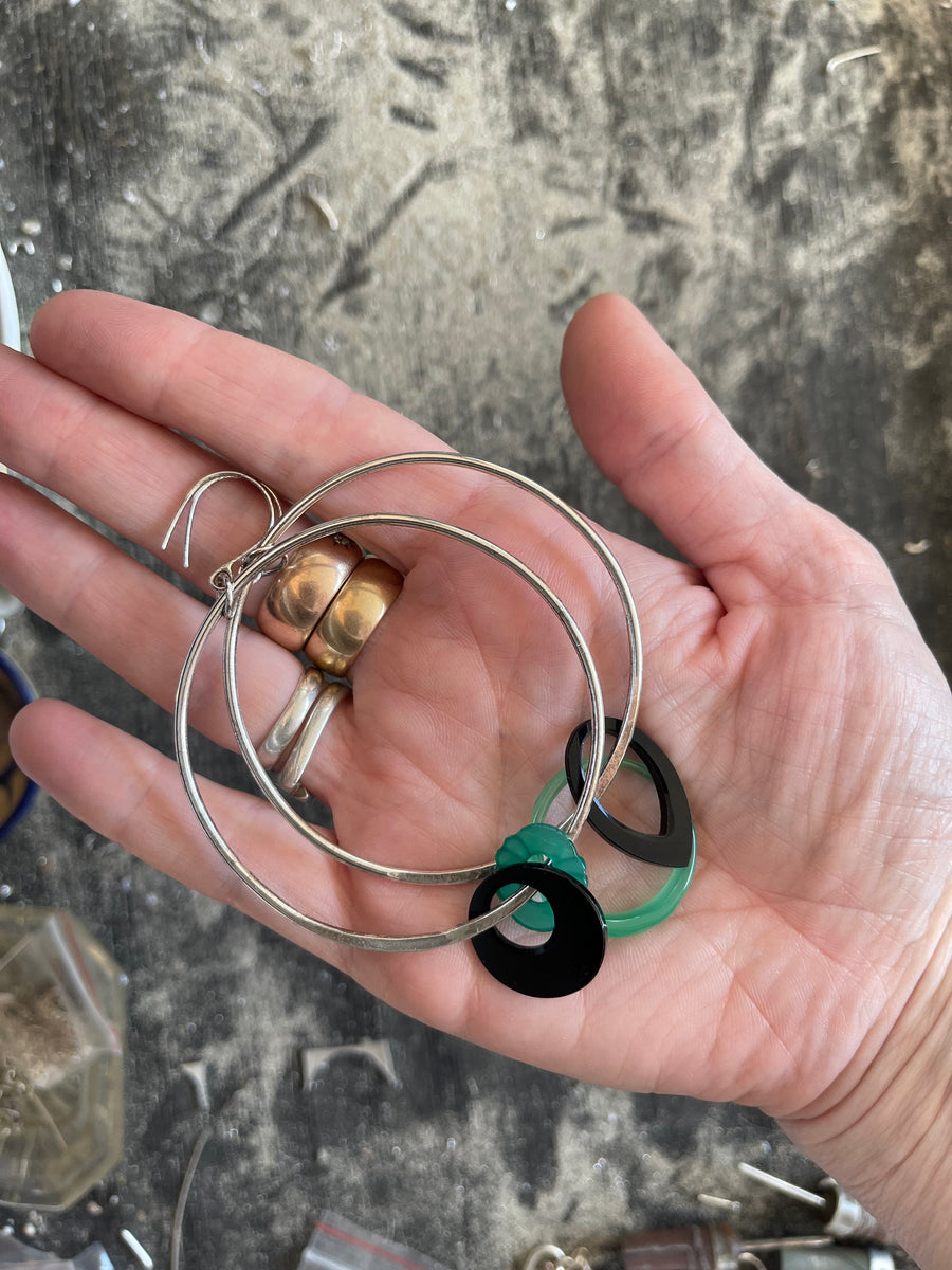 Swingy hoop earrings - green & black