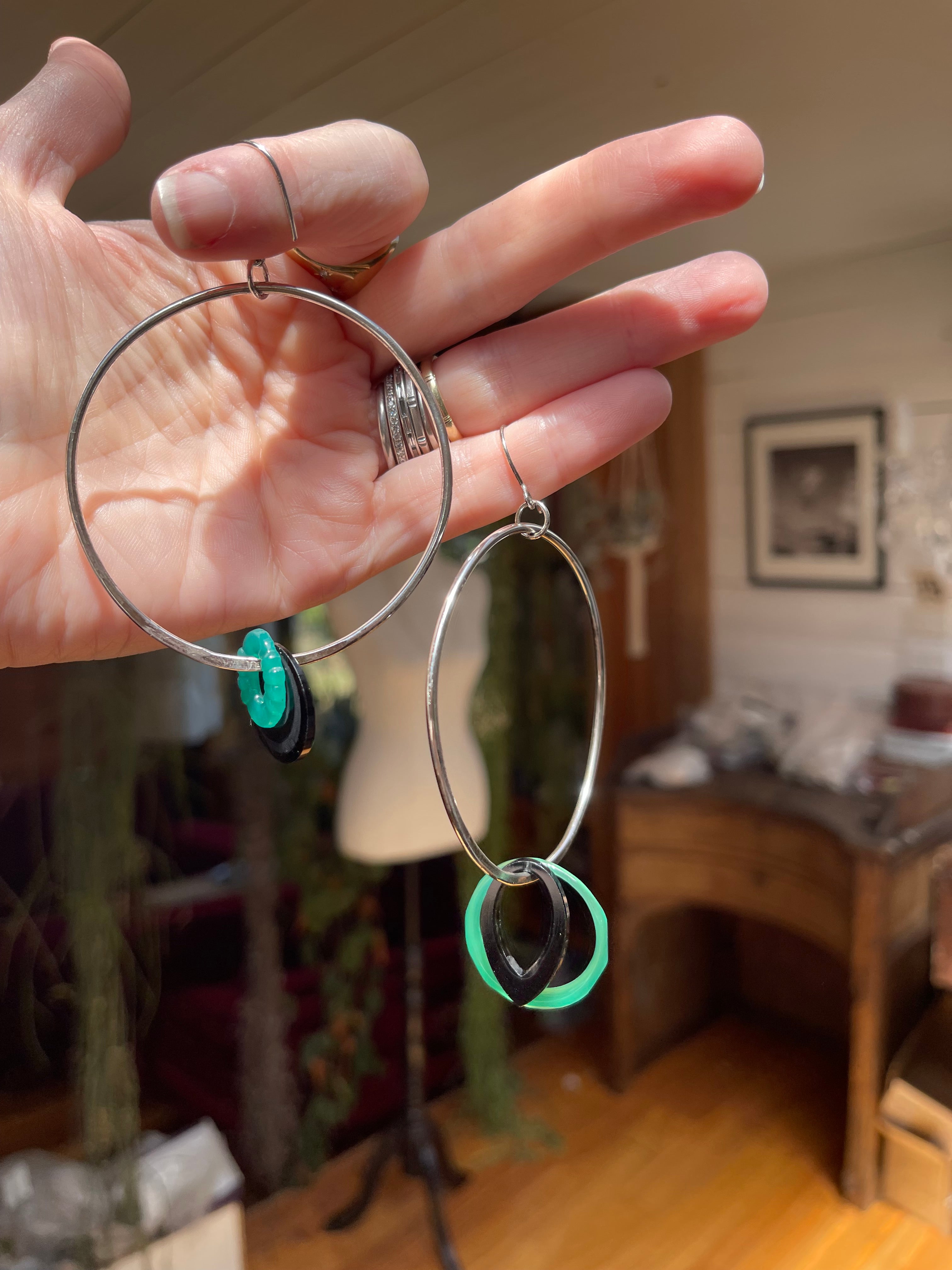 Swingy hoop earrings - green & black