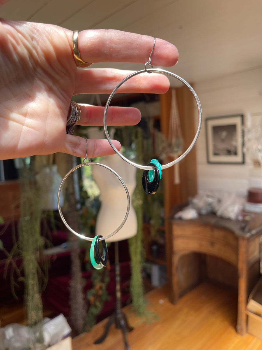 Swingy hoop earrings - green & black