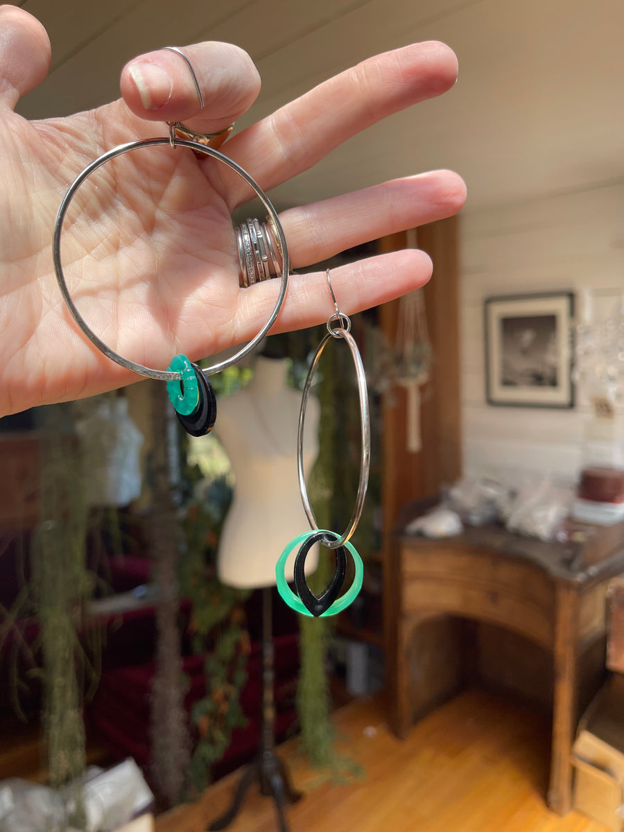 Swingy hoop earrings - green & black