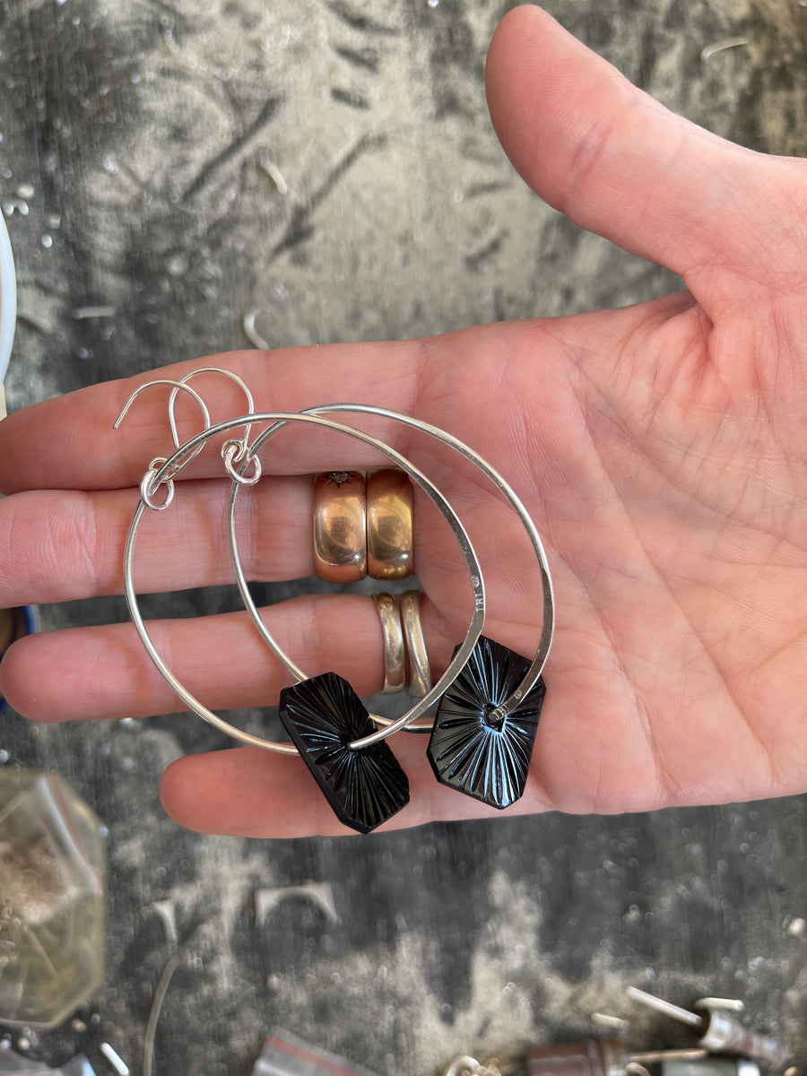 Swingy oval hoop earrings - black