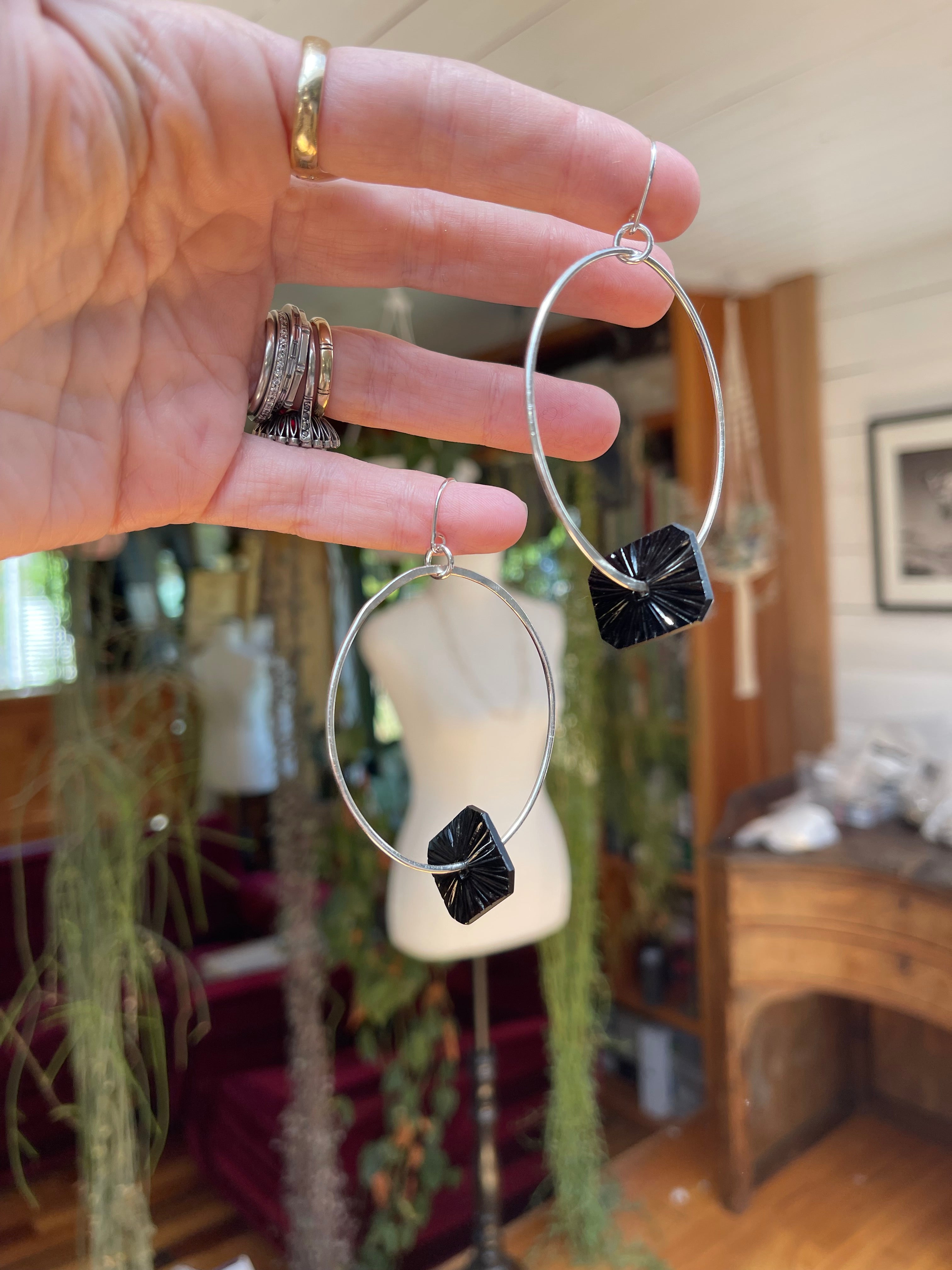 Swingy oval hoop earrings - black